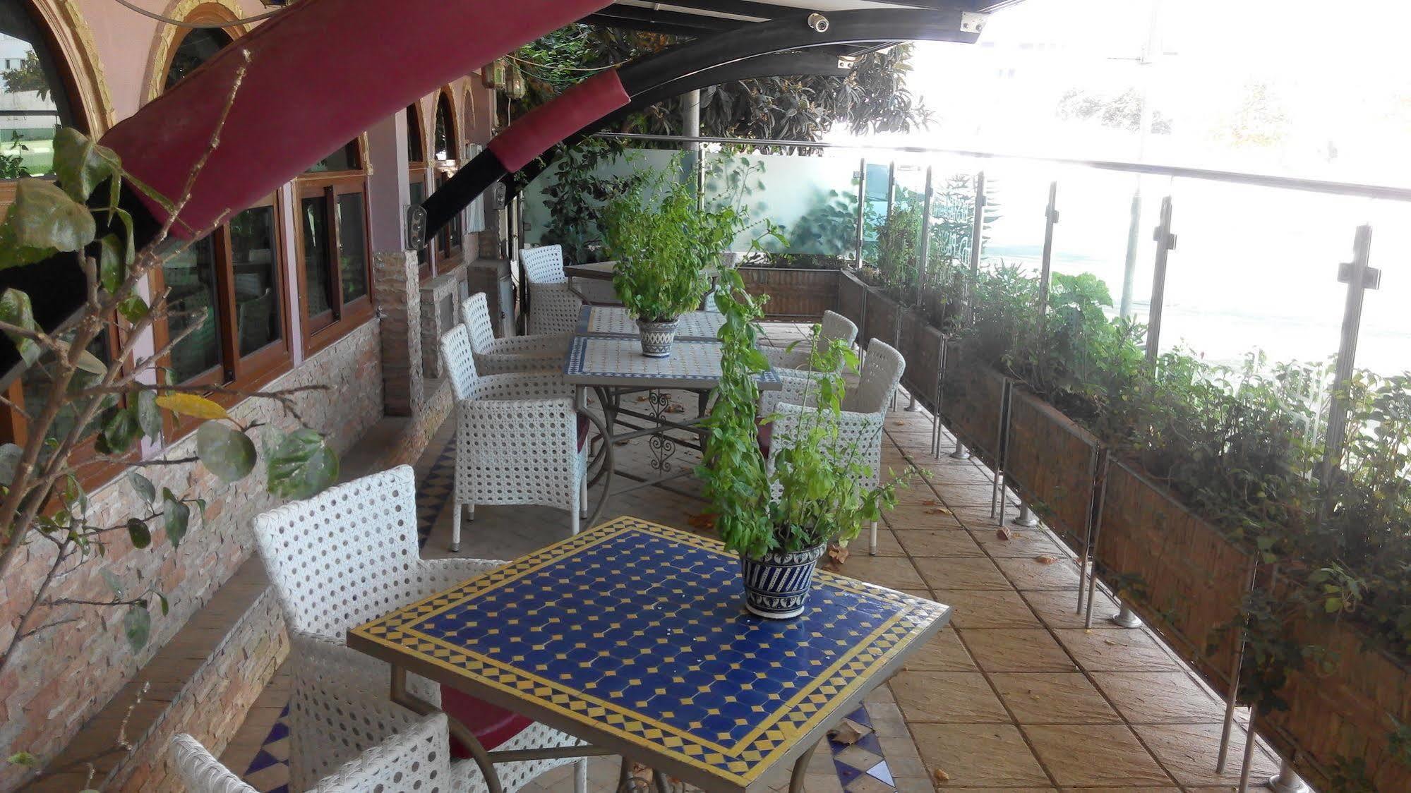 Hotel Pasta Plaza à Assilah Extérieur photo